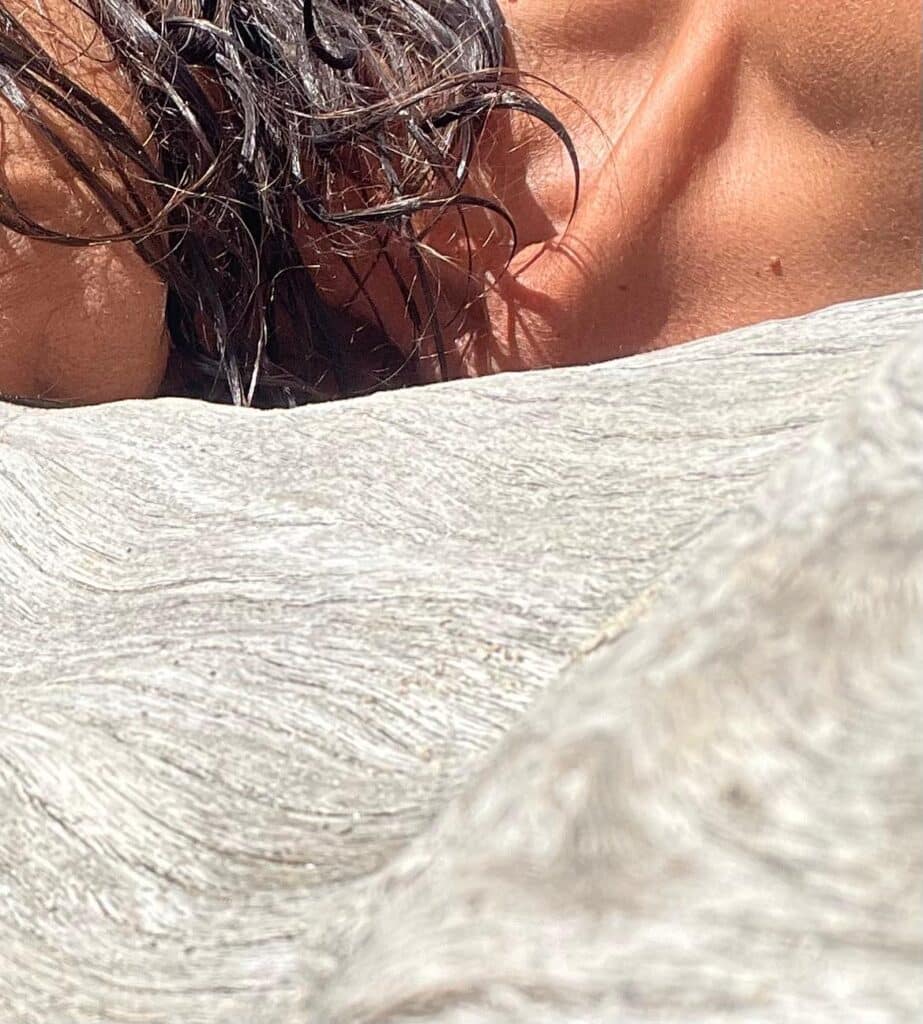 échos des mouvements entre cheveux, peau et bois.