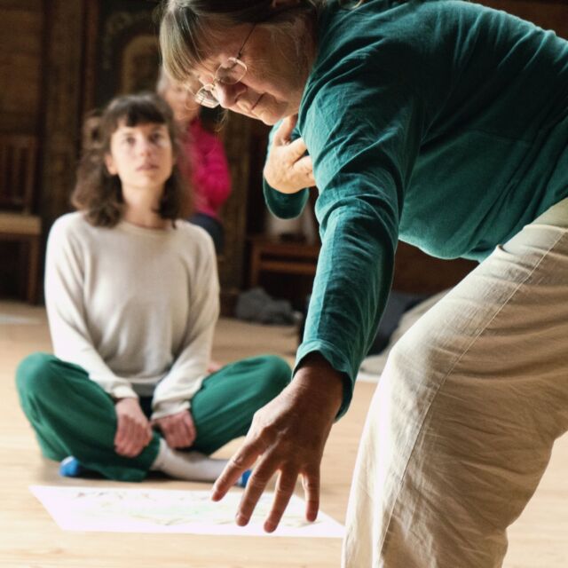 Ce qui me pousse à proposer des espaces d’arts expressifs ?

Se rencontrer.
Être avec qui on est.
Être ensemble, en relation de plusieurs manières.

S’engager dans des explorations. 
Sans pression de résultat.

S’aventurer vers l’inconnu, approfondir des pratiques, découvrir des parts de soi, se laisser inspirer par le monde, toucher des états de grâce, ...

Accueillir ce qui nous traverse ici et maintenant. 
En quête l’authenticité. 
Nourrir la liberté, la douceur, la simplicité. 

Et toi, quel est le moteur de tes actions ?

#artexpressif #expressivearts #authenticité #liberté #explorations #aventure #se rencontrer #somatique #danse #LifeArtProcess® #TamalpaInstitute